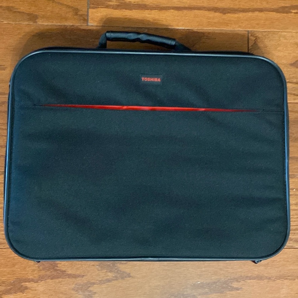 Toshiba Lightweight Carrying Case - Notebook carrying case - 17” - used